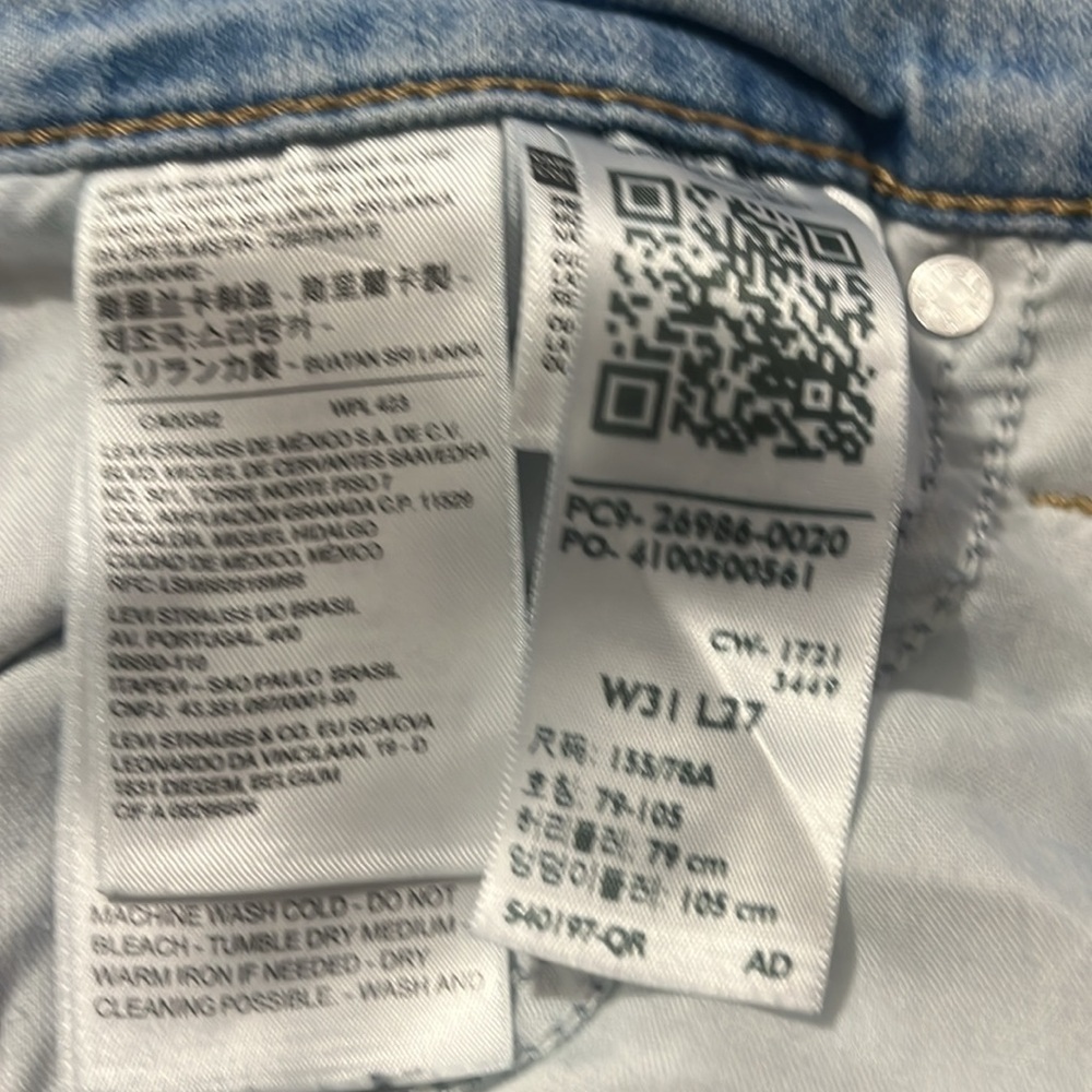 Levi's HighWaisted Mom Jeans Sz 31 Distressed Straight Jeans with Classic Style - Picture 7 of 11